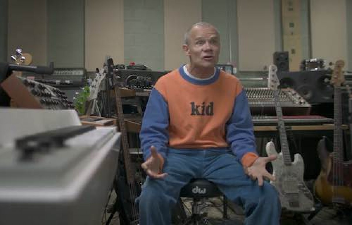 Flea dans le documentaire "What Drives Us"
